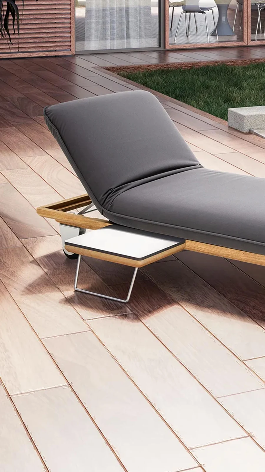 Butterfly Sunbed ja runkoon kiinnitetty Suntable-sivupöytä