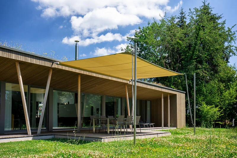SOLIDAY CS – Keltainen purje terassilla